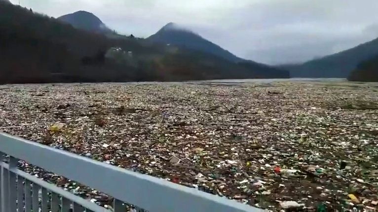 Video: Balkánské přehrady i krajinu zavalily plující ostrovy odpadků